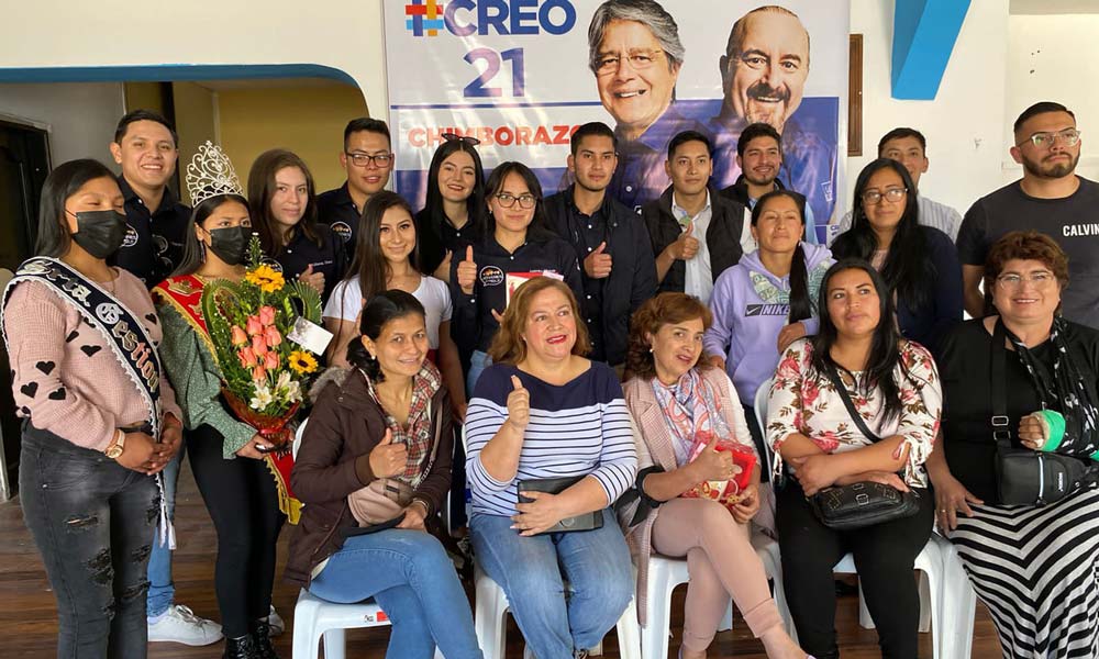 Jóvenes CREO Chimborazo rinden homenaje a la Madre