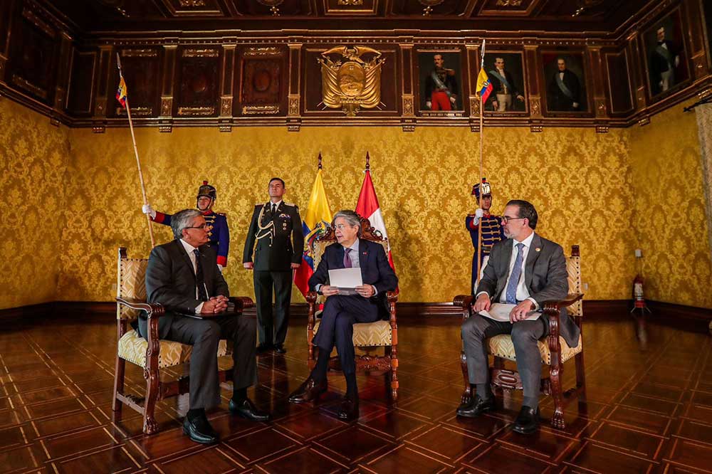 Con la presencia del Primer Mandatario Guillermo Lasso y del canciller Gustavo Manrique, se realizó la entrega de cartas credenciales por parte de los representantes de Colombia y Perú.