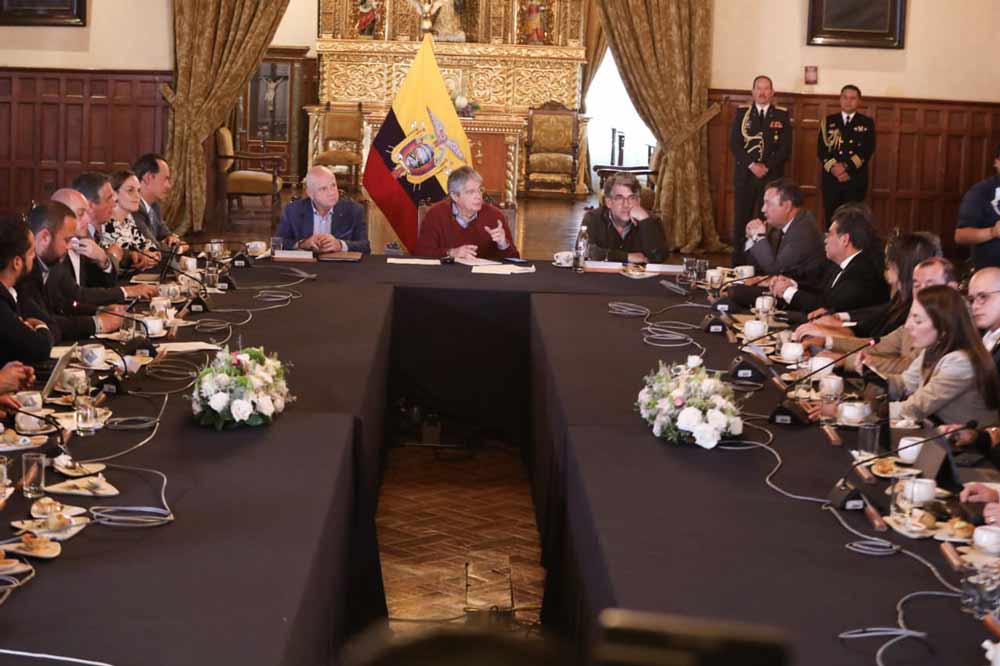 El presidente Guillermo Lasso lideró el COE Nacional, en el Palacio de Carondelet, reunión a la que asistieron varias autoridades del Ejecutivo, la Presidenta del  @CongopeEcuador  y la delegada de  @AMEcuador .