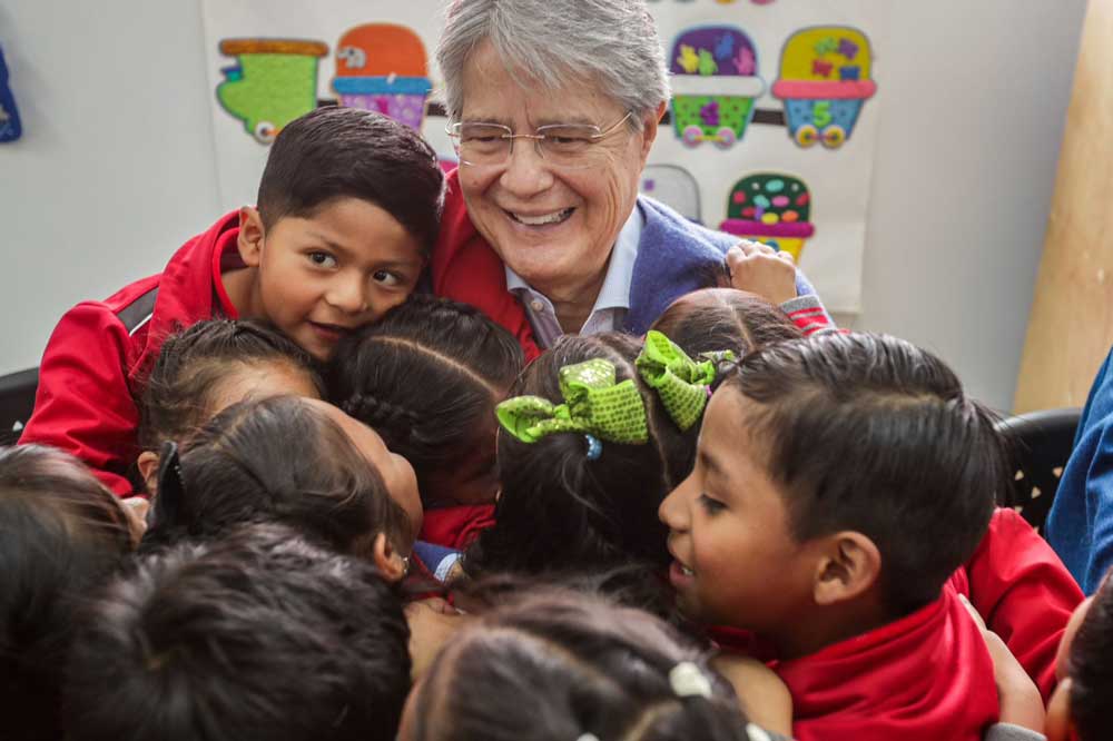 Los niños y jóvenes de la Unidad Educativa Ángel Polibio Chaves están felices con su nuevo centro de estudios.