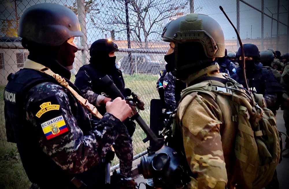 Ecuatorianos: A las 06:00, un contingente de policías y militares ingresó al Centro de Privación Zonal 8, en Guayaquil.