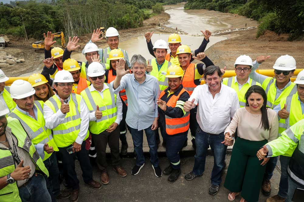 El presidente Guillermo Lasso recorrió la vía Naranjal – Tenguel que cuenta con cinco nuevos puentes y hasta finales de año estarán listos otros cinco.