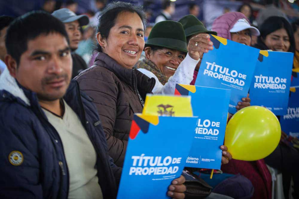 En la provincia de Cotopaxi, el presidente Guillermo Lasso entregó 400 títulos de propiedad de predios a ciudadanos de Pujilí, Salcedo y Latacunga.