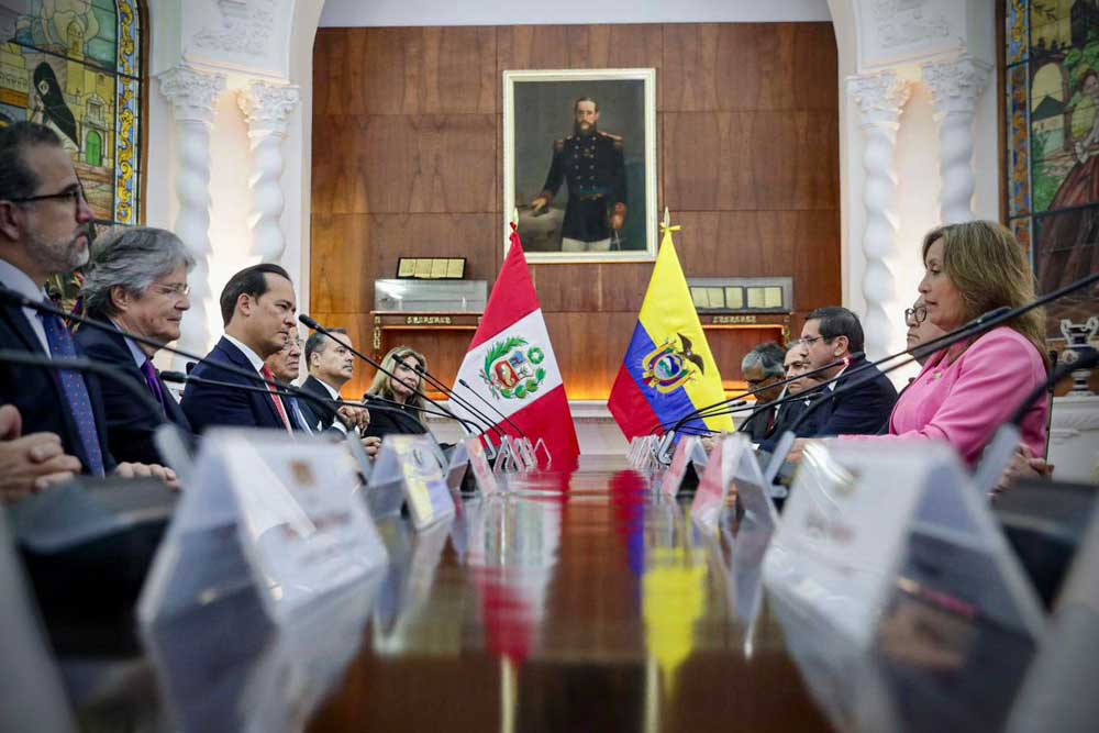 Queridos ecuatorianos,  Estamos en Lima, conmemorando los 25 años de los Acuerdos de Paz que han afianzado la relación entre nuestras naciones.