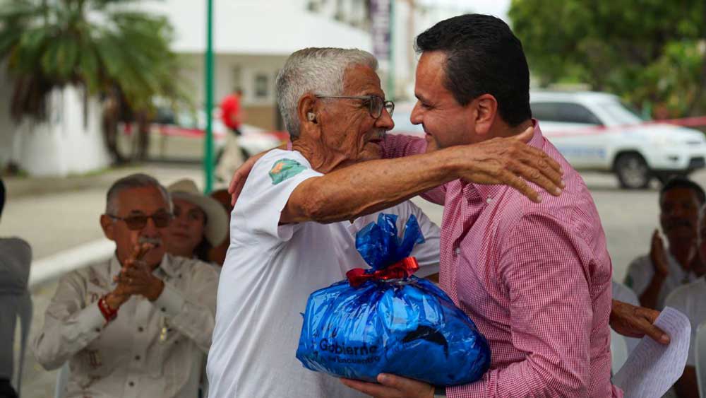 Manabí | En Sucre llevamos el Abrazo Social a las personas adultas mayores del Centro Diurno Roque Bustamante, con quienes compartimos un grato y emotivo momento y entregamos ayuda humanitaria.