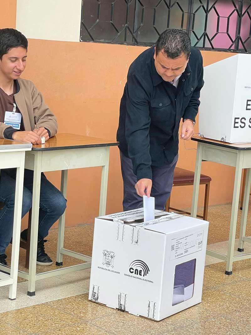 Con alto civismo y amor por el Ecuador, ejercí mi derecho al voto, en mi querida Cuenca.