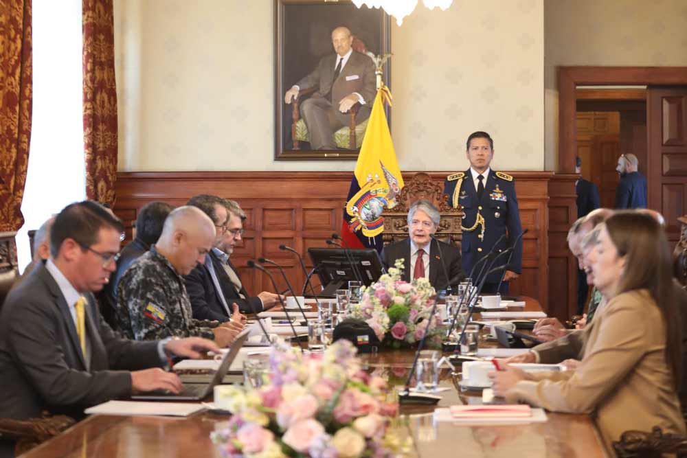 Ahora: en Carondelet, el presidente Guillermo Lasso mantiene una reunión con los ministros del Gabinete de Seguridad, FFAA, Policia Nacional y Secretaría General de Comunicación.