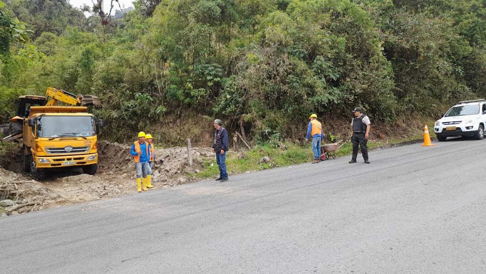 Cotopaxi | Realizamos el mantenimiento de drenajes y cunetas en la vía E30 Latacunga-La Maná sector Pilaló.